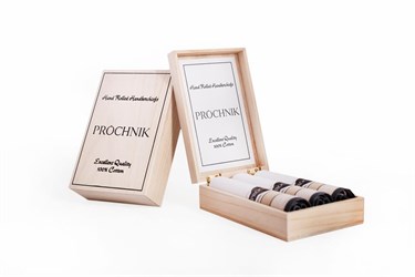Potisk dřevěné krabičky a papírových doplňků logem významného polského producenta v oblasti módy - Prochnik