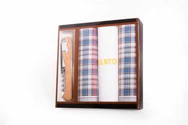 Dárkové balení 3 ks pánských luxusních kapesníků s výšivkou loga firmy Elsto; adjustováno v krabičce spolu s otevírákem na víno
