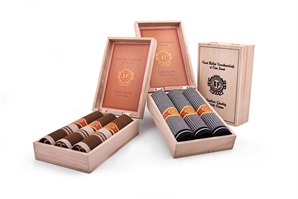 Gift set luxury men´s handkerchiefs in a wooden box imitating cigars - 3 pcs. ( code M58 )